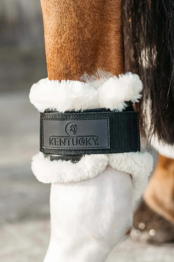 kentucky Horsewear Vegan bakbeinsbelegg til unghest med saueskinn* Bakbeinsbelegg Og Stryksokker | Belegg Til Hest